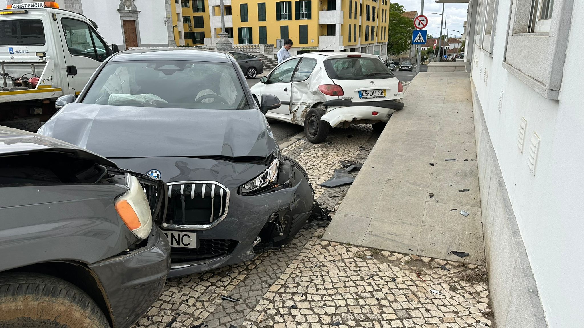 Condutora acelera em vez de travar e provoca acidente em Beja (fotogaleria) - 15 de Maio, 2025 WhatsApp Image 2024 05 21 at 10.51.02 - Rádio Pax 2025
