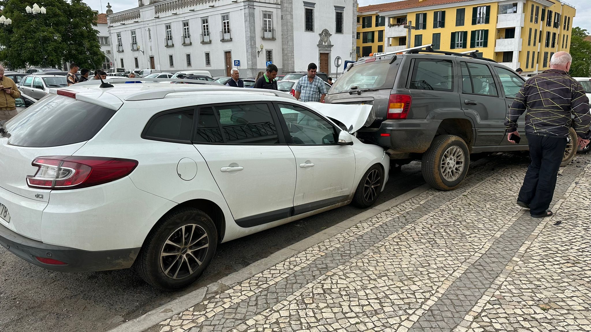 Condutora acelera em vez de travar e provoca acidente em Beja (fotogaleria) - 15 de Maio, 2025 WhatsApp Image 2024 05 21 at 10.51.04 - Rádio Pax 2025