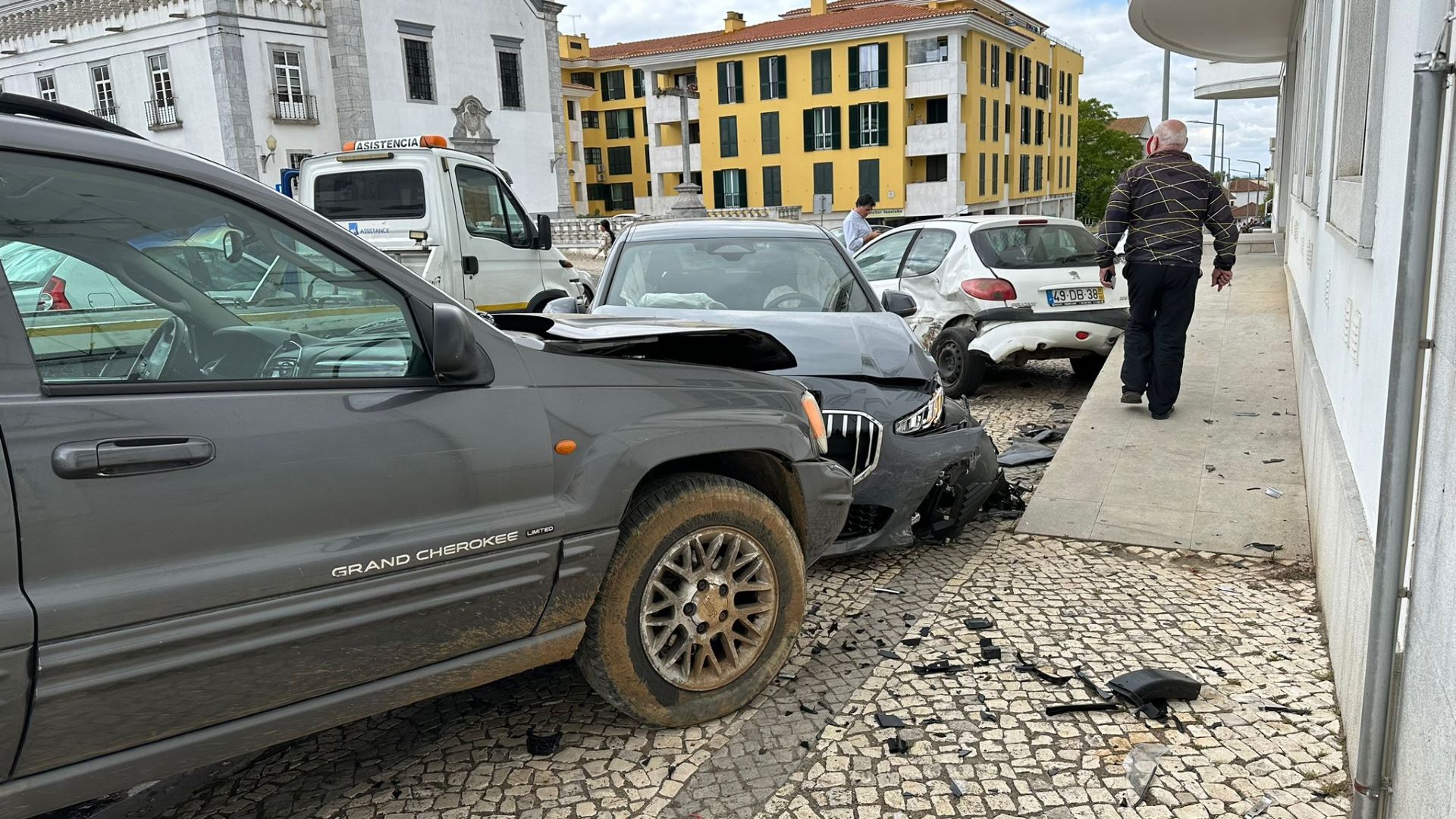 Condutora acelera em vez de travar e provoca acidente em Beja (fotogaleria)