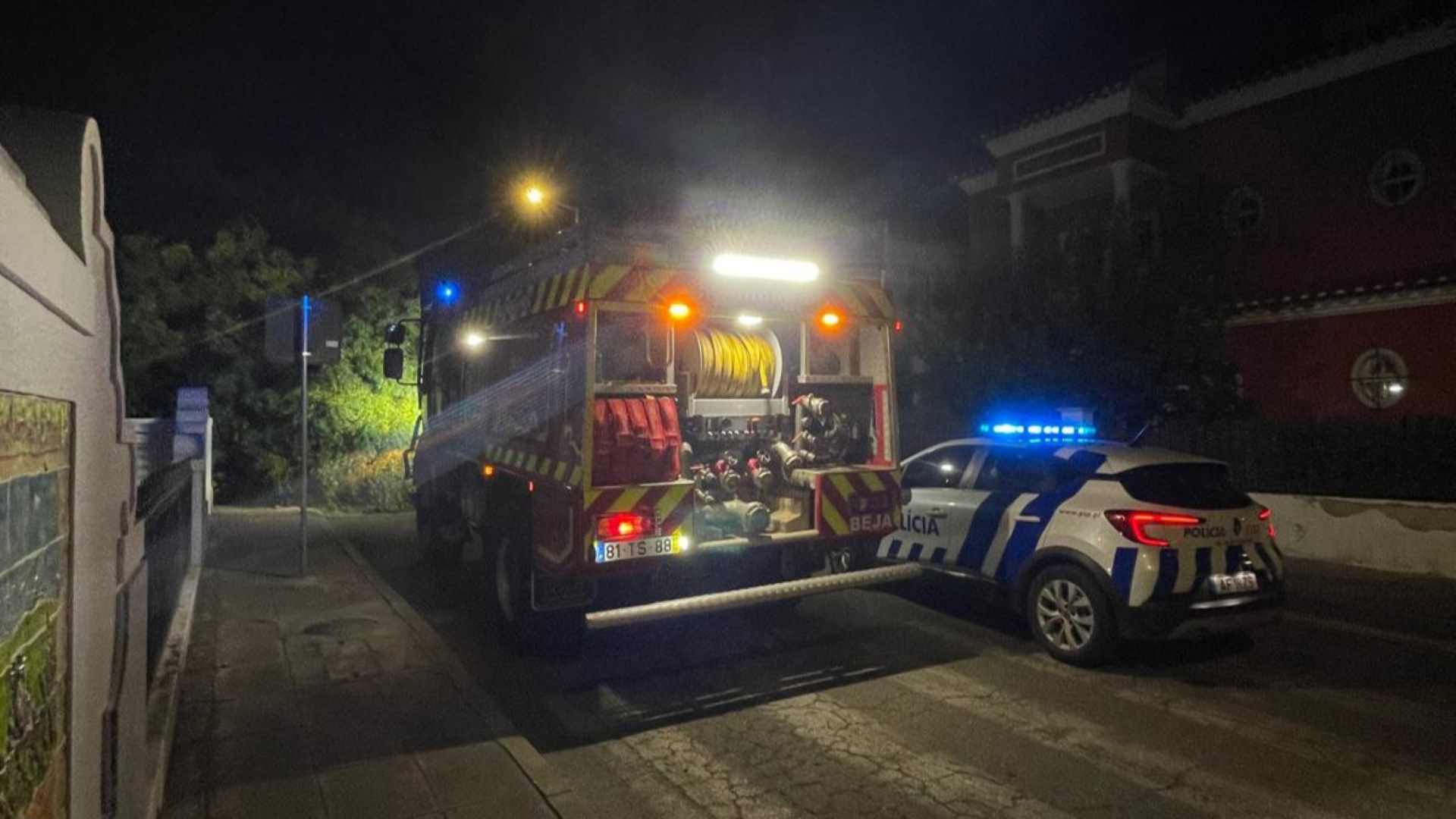 Tragédia à vista em Beja: árvore gigante cai e destrói viaturas na Quinta D'el Rey (com vídeo) - 14 de Dezembro, 2025 arvore carro 4 - Rádio Pax 2025