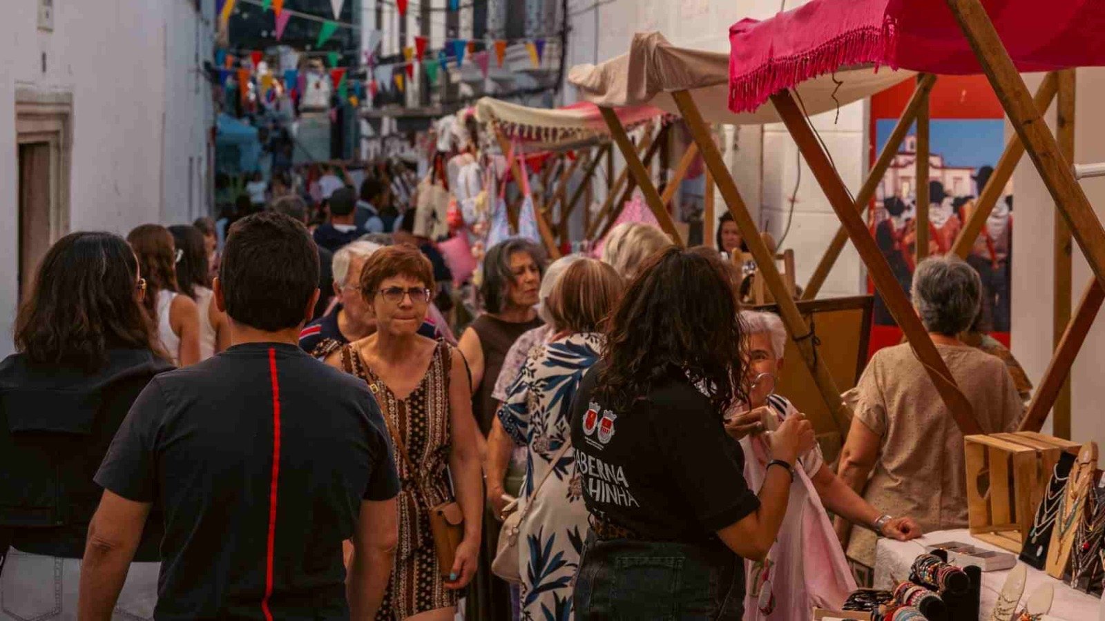 Novo modelo da Feira de Agosto conquista Serpa e confirma sucesso nas ruas do centro histórico (Com Fotogaleria) - 24 de Agosto, 2026 89ddf689 f7c8 49e4 bdd8 2d429368b33d - Rádio Pax 2026