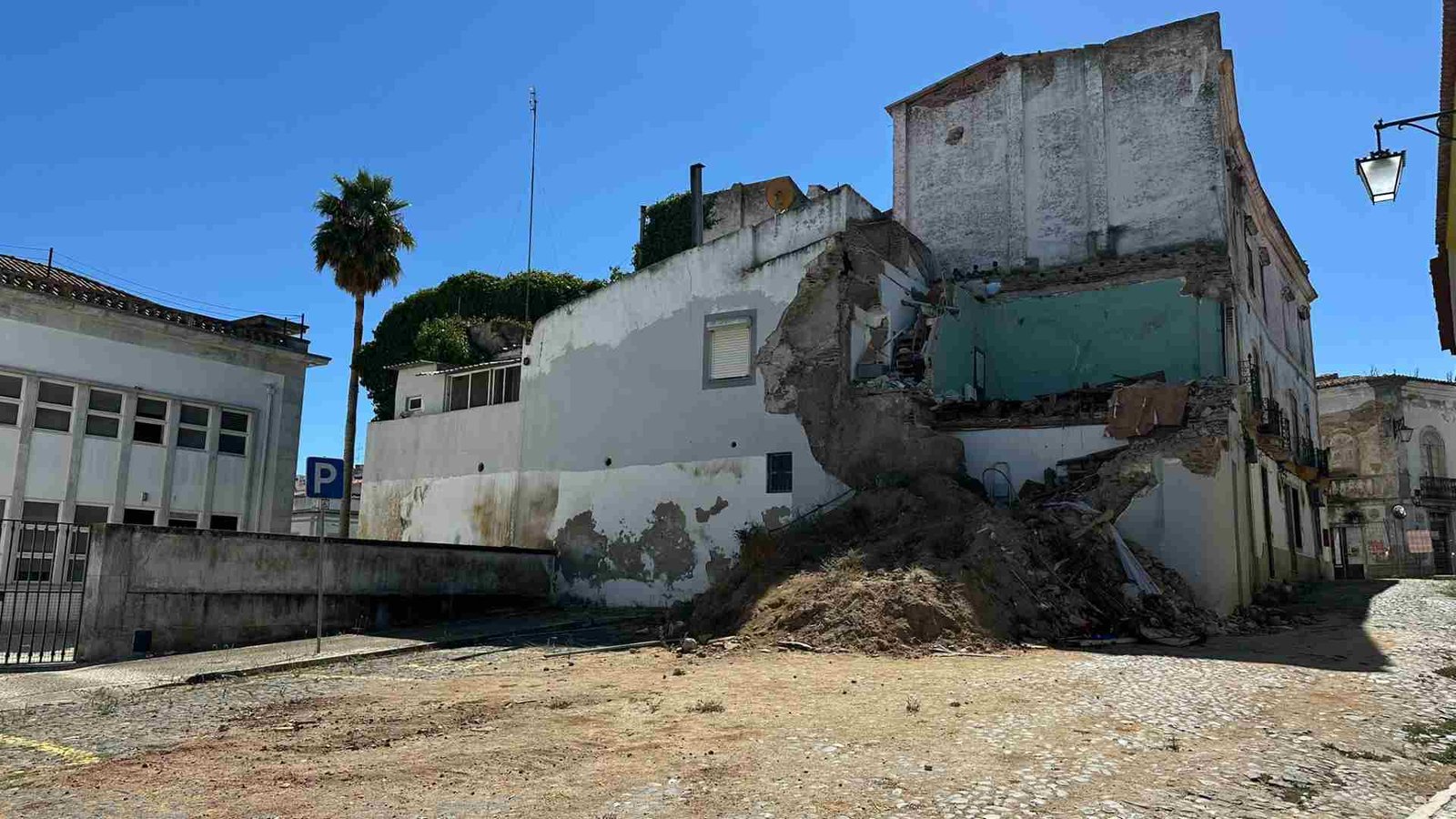 Casa evacuada ameaça voltar a ser tragédia em Beja: pessoas entram e saem de imóvel em risco de derrocada