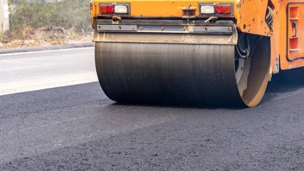 depositphotos 671633160 stock photo machines crushing asphalt pouring make - Rádio Pax 2026