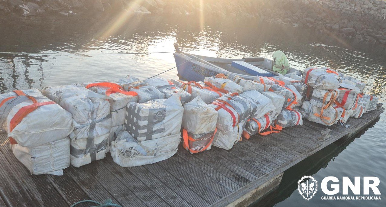 Mar de cocaína no Alentejo: GNR interceta quase quatro toneladas de droga (fotos da apreensão) - 9 de Outubro, 2026 1000061231 - Rádio Pax 2026